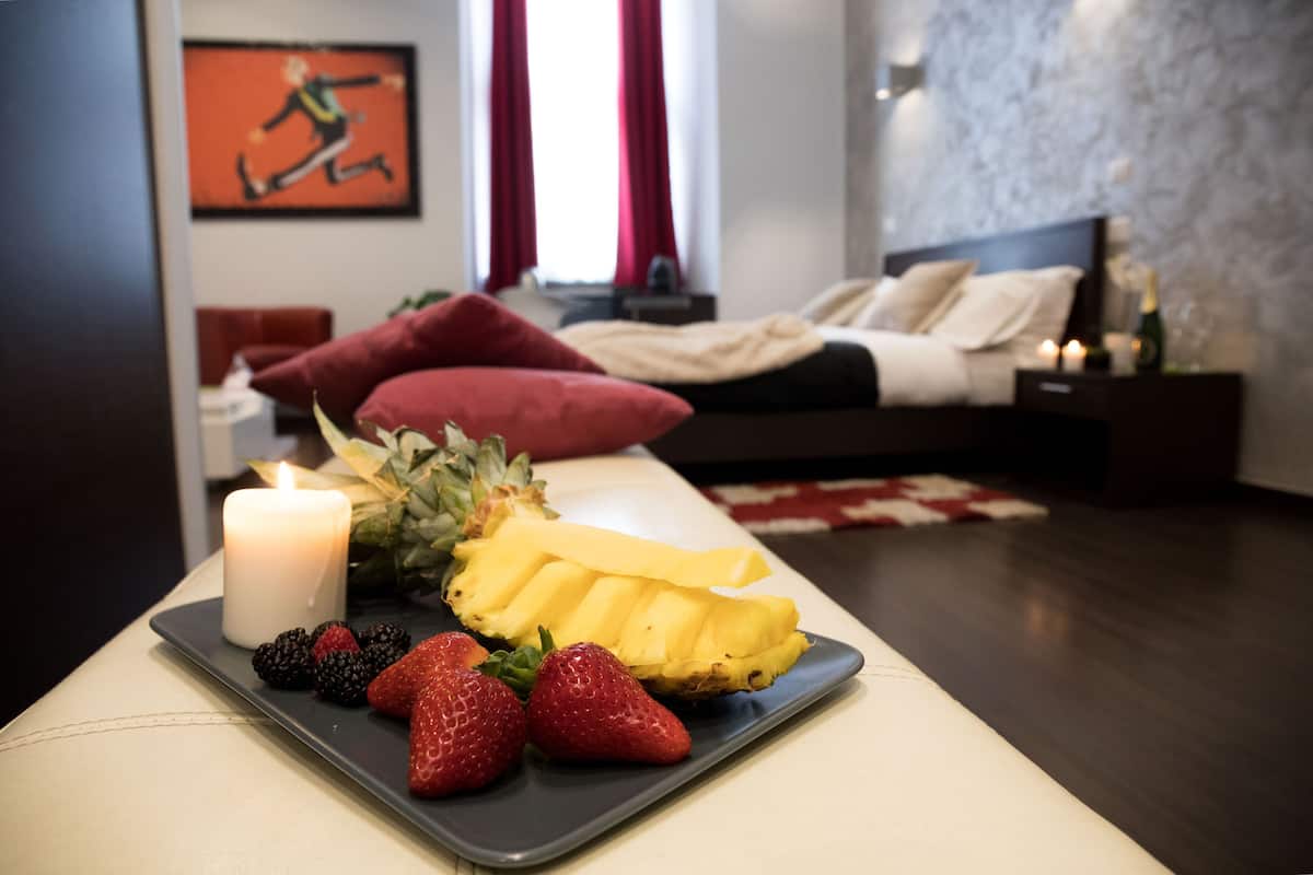 Family Studio Suite | In-room safe, blackout drapes, iron/ironing board, travel crib