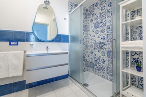 Family Apartment | Bathroom | Shower, hair dryer, bidet, towels