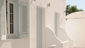 Un edificio blanco con una ventana y una puerta.