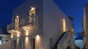 Un edificio moderno con un balcón y una escalera que lleva a un nivel superior.