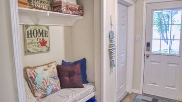 Suíte panorâmica, 1 quarto, vista para o lago | Área de estar