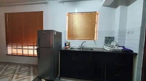 Réfrigérateur, micro-ondes, four, cafetière/bouilloire