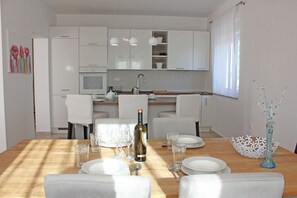 Kühlschrank, Mikrowelle, Geschirrspüler, Toaster