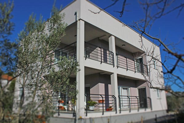 Exterior - Modern holiday house w/hot tub & close to all amenities for attractive vacations (Pula)