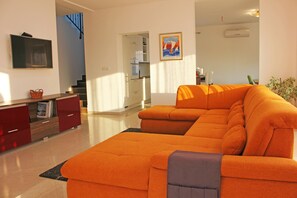 TV - Modern holiday house w/hot tub & close to all amenities for attractive vacations (Pula)