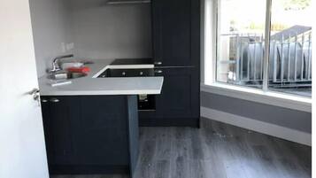 Frigorifero, microonde, forno, piano cottura