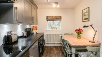 Casa de campo | Cocina privada | Refrigerador, lavavajillas, tetera eléctrica y tostadora