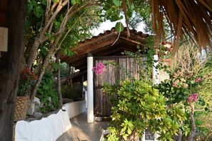 Property grounds - Casa Flores Del Mar - Ocean Front Garden Oasis (Puerto Ángel)