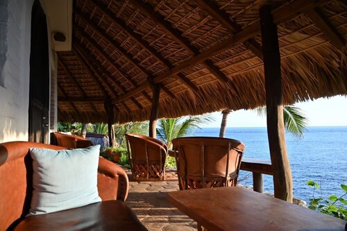 Casa Flores Del Mar - Ocean Front Garden Oasis