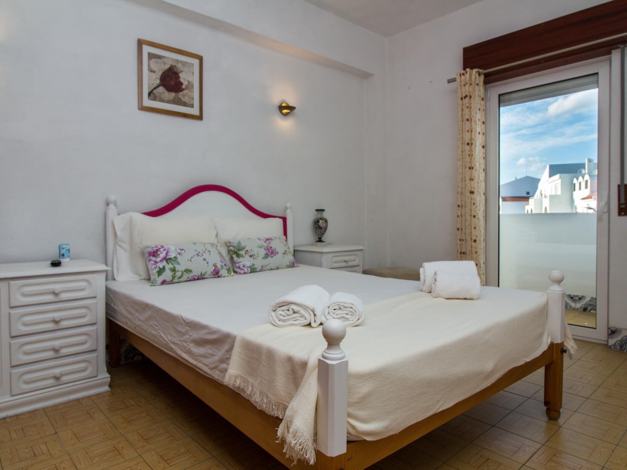 2 slaapkamers, een strijkplank/strijkijzer, internet, beddengoed