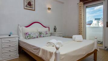 2 slaapkamers, een strijkplank/strijkijzer, internet, beddengoed