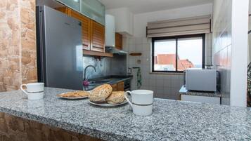 Een koelkast, een magnetron, een oven, een koffiezetapparaat/waterkoker