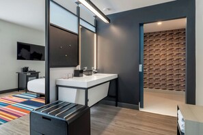 Hypo-allergenic bedding, desk, laptop workspace, blackout drapes - Aloft Florence (Florence)