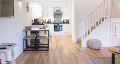 Contemporary 1 bed property, shared pool, nr Falmouth/Helford River