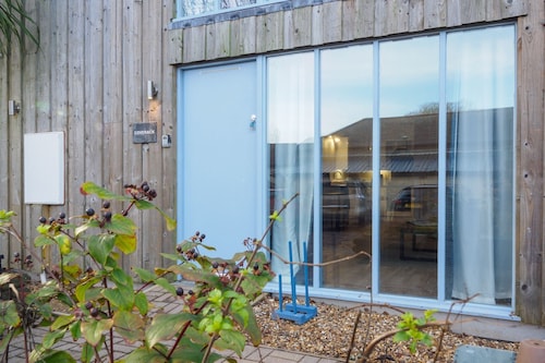 Contemporary 1 bed property, shared pool, nr Falmouth/Helford River