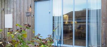 Contemporary 1 bed property, shared pool, nr Falmouth/Helford River