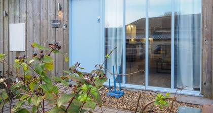 Contemporary 1 bed property, shared pool, nr Falmouth/Helford River