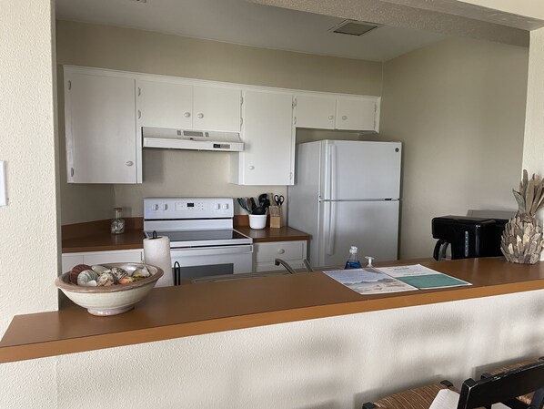 Køleskab, mikrobølgeovn, ovn, kogeplade