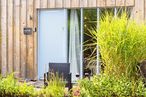 Contemporary 1 bed property, shared pool nr Falmouth/Helford. Sleep 2 + child.
