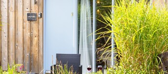 Contemporary 1 bed property with shared pool/hot tub nr Falmouth/Helford River