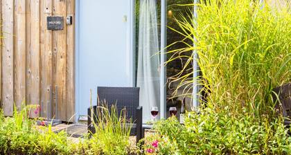 Contemporary 1 bed property, shared pool nr Falmouth/Helford. Sleep 2 + child.