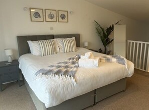 1 habitación, tabla de planchar con plancha y cuna de viaje 