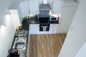 Refrigerador, microondas, horno, placa de cocina