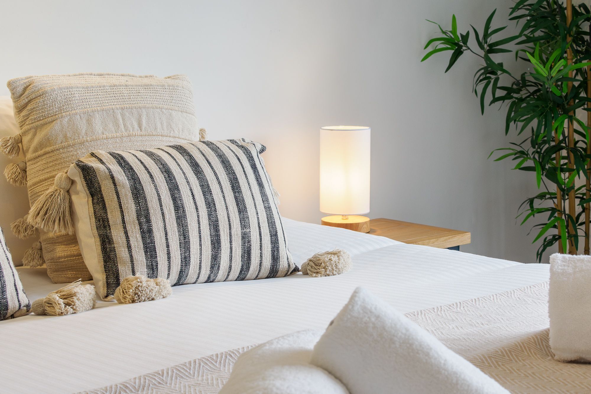 1 habitación, tabla de planchar con plancha y cuna de viaje 