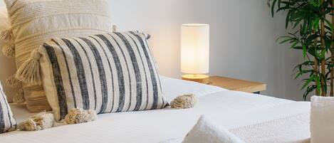 1 habitación, tabla de planchar con plancha y cuna de viaje