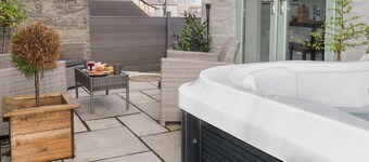 Charming Cornish cottage with private hot tub/shared pool, nr Falmouth/Helford