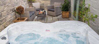Charming Cornish cottage with private hot tub/shared pool, nr Falmouth/Helford