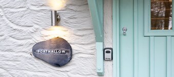 Charming Cornish cottage with private hot tub/shared pool, nr Falmouth/Helford