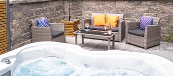 Cosy cottage with private hot tub, sleeps 4, nr Falmouth/Helford River