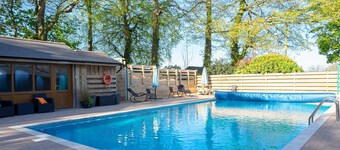 Spacious cottage, sleeps 6, shared pool/hot tub nr Falmouth/Helford River