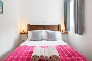 3 soverom, skrivebord, strykejern/-brett og reiseseng for barn