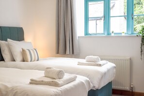 3 bedrooms, iron/ironing board, travel cot, free WiFi - Charming Cornish cottage with shared pool/hot tub, sleeps 6, nr Falmouth (Falmouth)