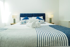 3 dormitorios, tabla de planchar con plancha, cuna de viaje