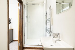 Hair dryer - Charming Cornish cottage with private hot tub/shared pool, nr Falmouth (Falmouth)