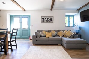 Una Smart TV, una mesa de tenis de mesa