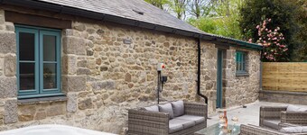 Charming Cornish cottage with private hot tub/shared pool, nr Falmouth