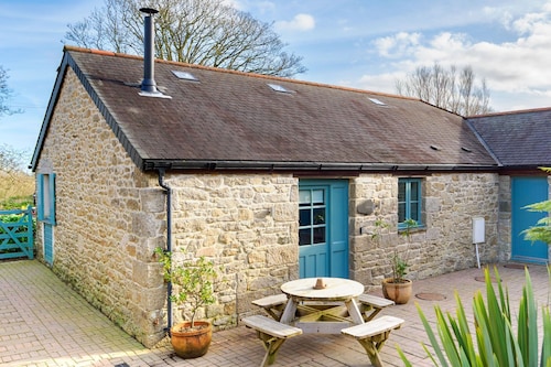Beautiful Cornish cottage with shared pool/hot tub nr Falmouth/Helford