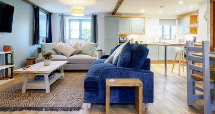 Beautiful Cornish cottage with shared pool/hot tub nr Falmouth/Helford