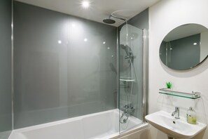 Shower, hair dryer - Beautiful Cornish cottage with shared pool/hot tub nr Falmouth/Helford (Falmouth)