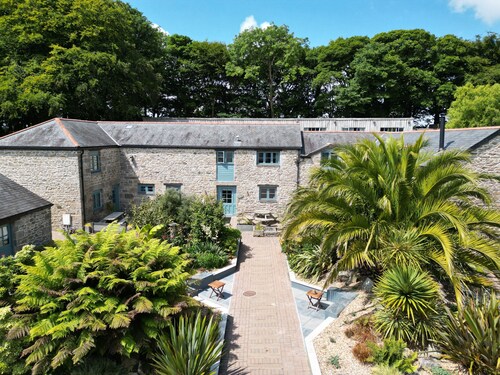 Large cottage, private hot tub, shared pool, nr Falmouth/Helford River, sleeps 8