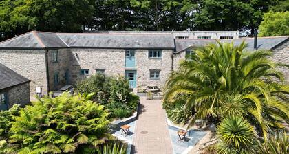 Large cottage, private hot tub, shared pool, nr Falmouth/Helford River, sleeps 8