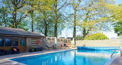 Large cottage, private hot tub, shared pool, nr Falmouth/Helford River, sleeps 8