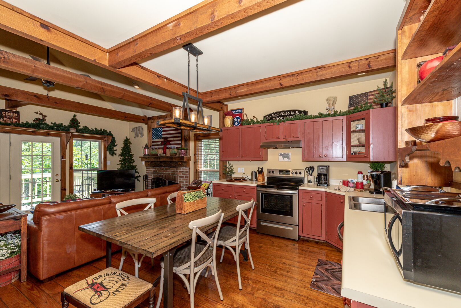 Very clean mountain retreat with Mountain View, Wi-Fi, Jacuzzi, FREE POOL ACCESS