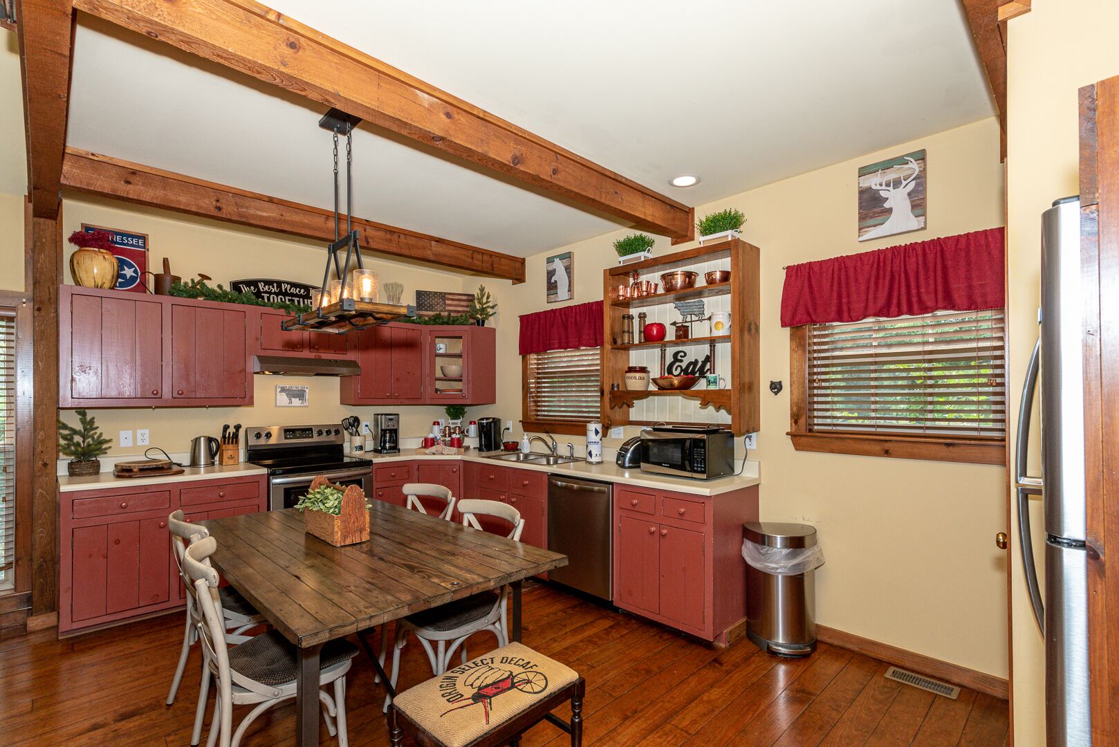 Very clean mountain retreat with Mountain View, Wi-Fi, Jacuzzi, FREE POOL ACCESS