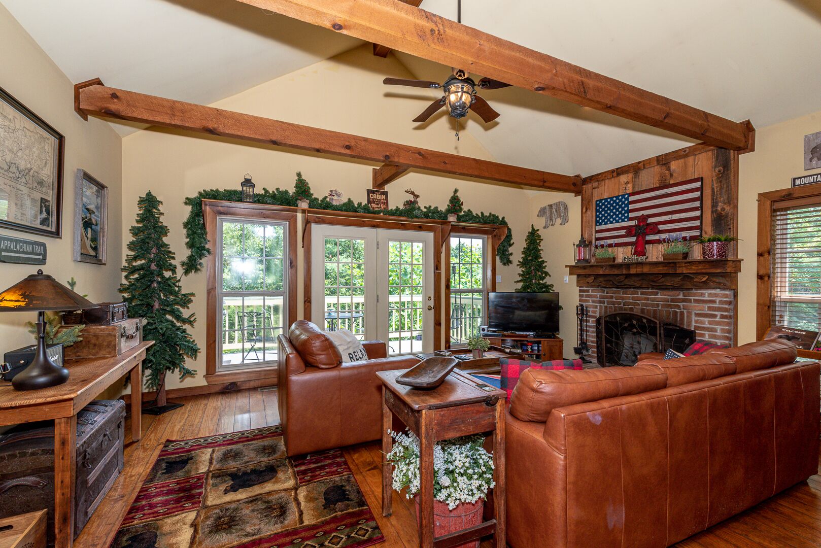 Very clean mountain retreat with Mountain View, Wi-Fi, Jacuzzi, FREE POOL ACCESS