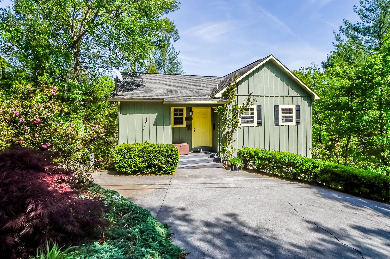 Very clean mountain retreat with Mountain View, Wi-Fi, Jacuzzi, FREE POOL ACCESS